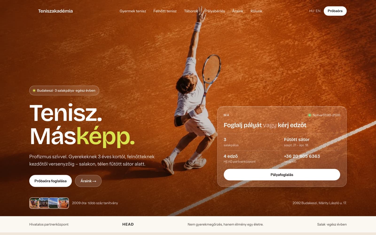 A Teniszakadémia weboldala laptopon